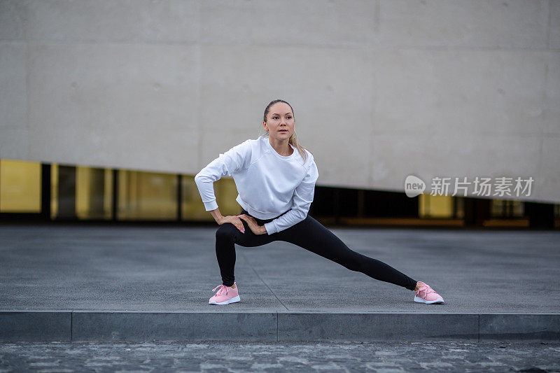 现实生活中积极健身的女性，在户外做健身和瑜伽