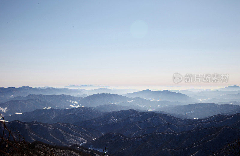 山上的冬季景色