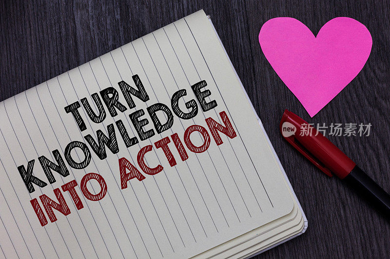 写写把知识转化为行动的便条。运用你所学到的知识领导策略在记事本、爱心笔、黑色木桌上划出字句。
