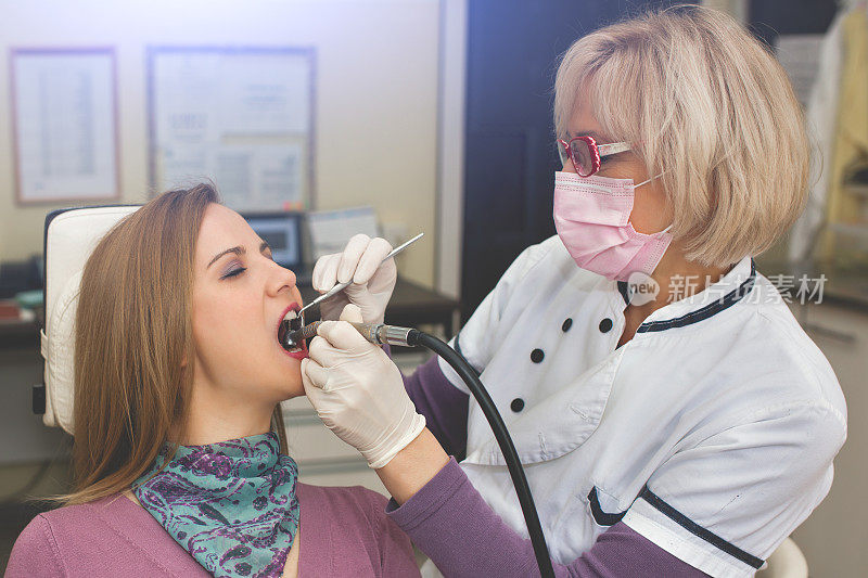 牙医治疗牙齿