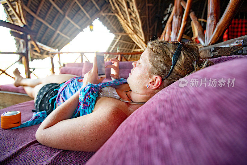 一名年轻女子在非洲的暑假沙发上休息