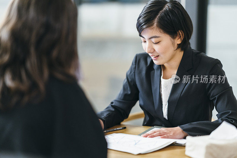 日本商业顾问在家里给她的客户提供建议