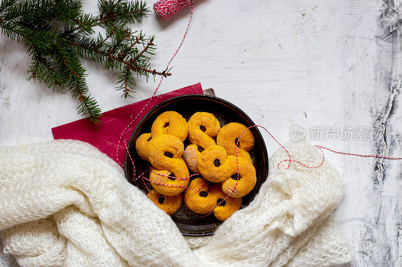 瑞典圣诞节。无麸质版本传统瑞典面包在圣诞节设置。藏红花面包，瑞典的卢塞布尔或卢塞卡特。