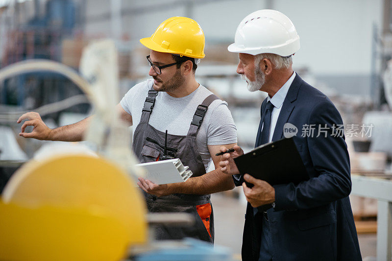 年轻工程师和工厂质量检验员