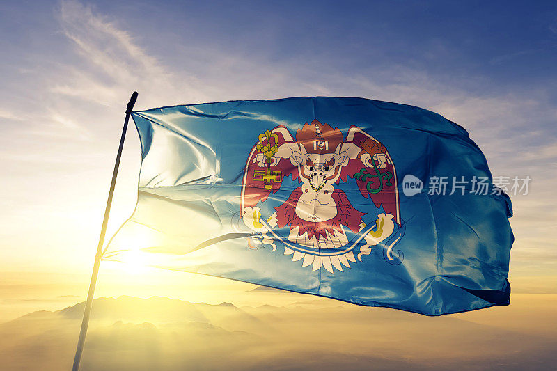 蒙古乌兰巴托市的旗帜、纺织布、织物在日出的薄雾上飘扬