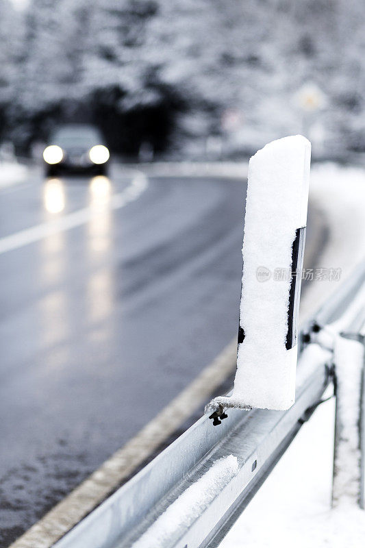 白雪覆盖的道路反射器