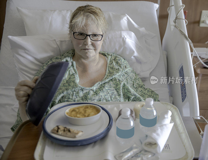 医院的病人看着她那顿毫无食欲的医院饭菜。
