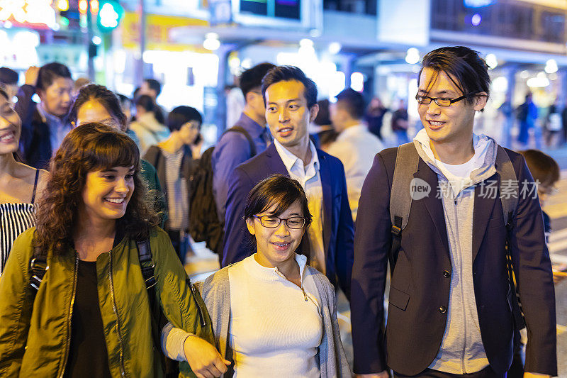 在香港过马路的亚洲朋友团体