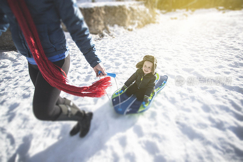 在雪中嬉戏