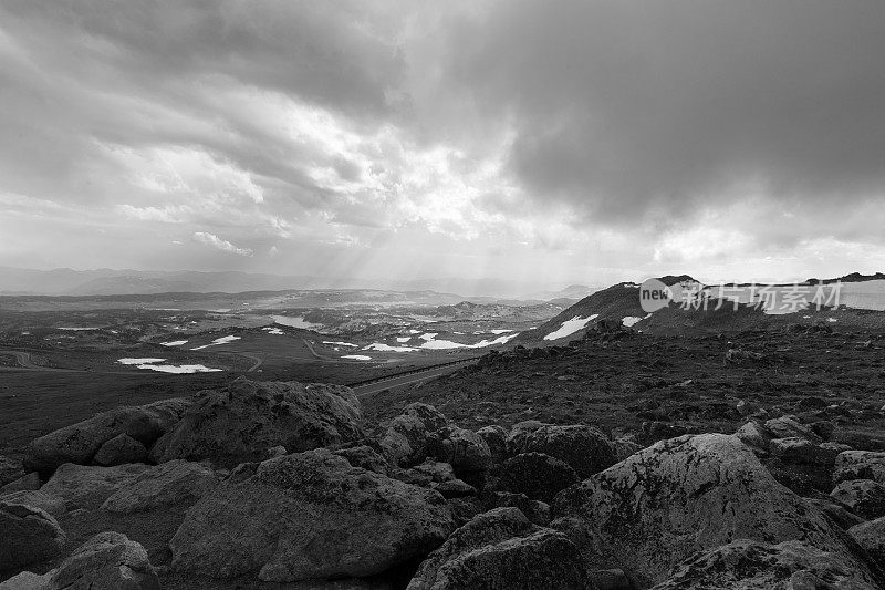 黑色和白色，不祥的天空神秘的蒙大拿景观