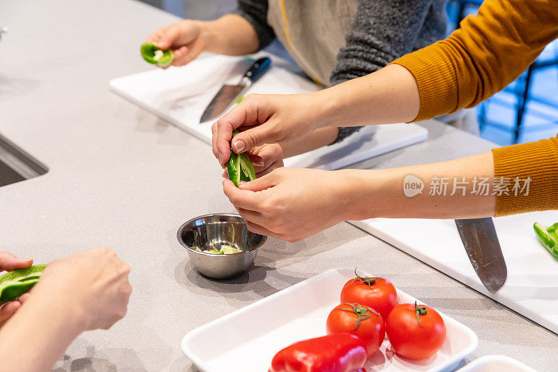 在烹饪学校做饭的女人