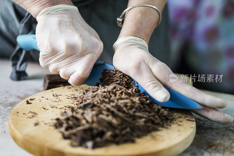 女人用手切巧克力