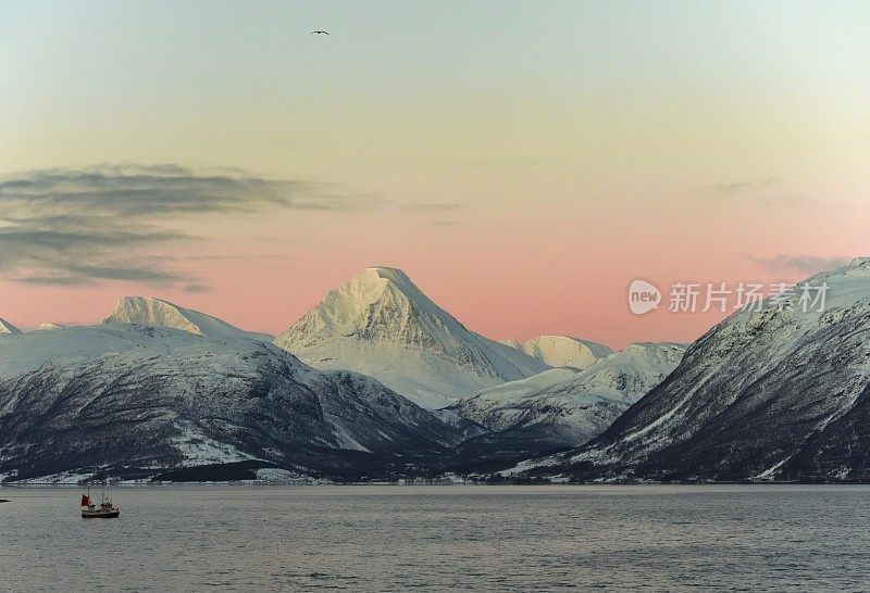 黎明时分的林根阿尔卑斯雪峰，粉红色的地平线和小船