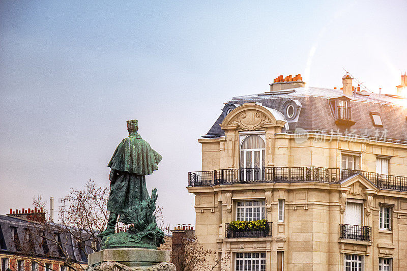 从阳光明媚的巴黎街道上可以看到令人惊叹的景色。