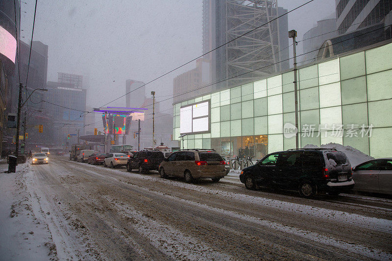 交通在雪地上