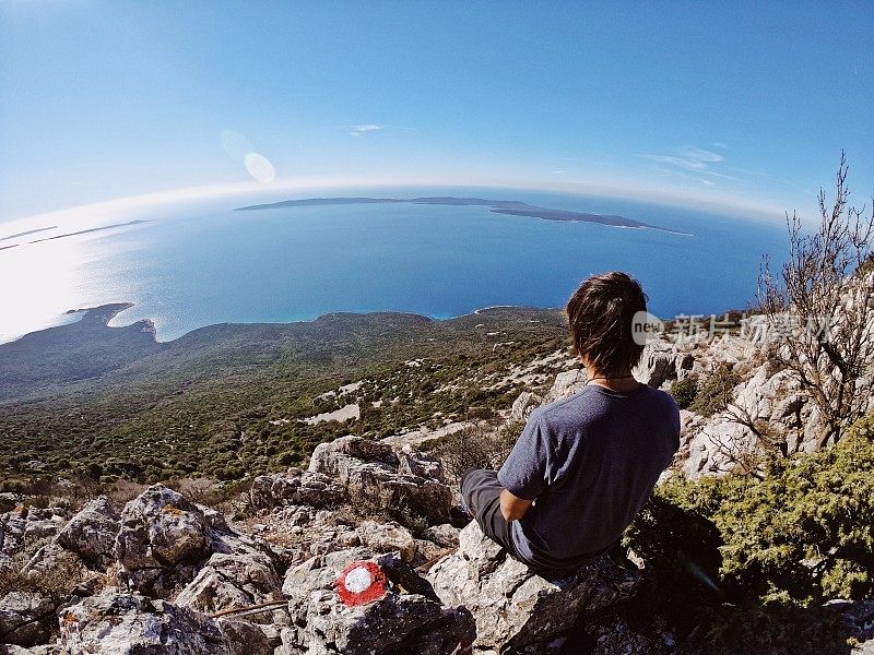 一对骑山地车的夫妇在克罗地亚的特雷维纳山上欣赏风景