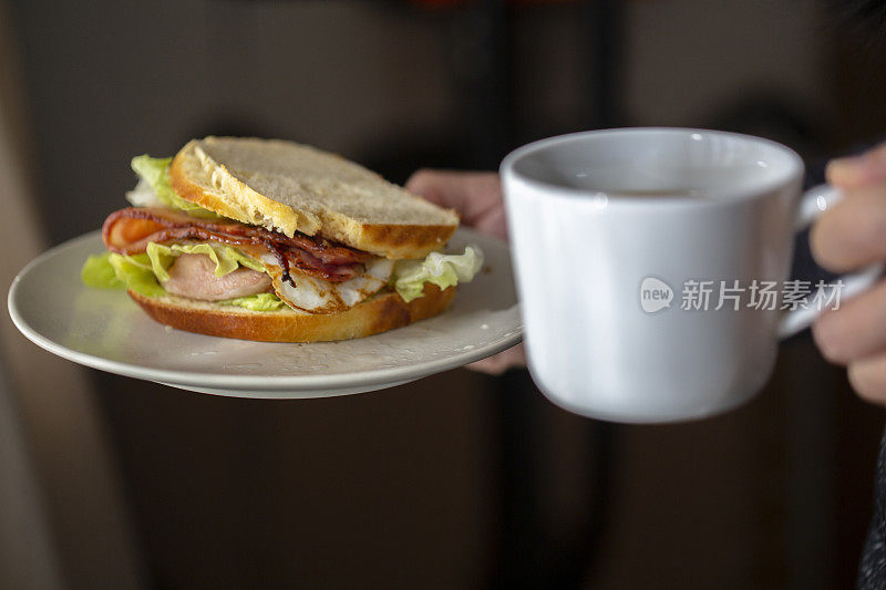 三明治:烤面包,熏肉和生菜