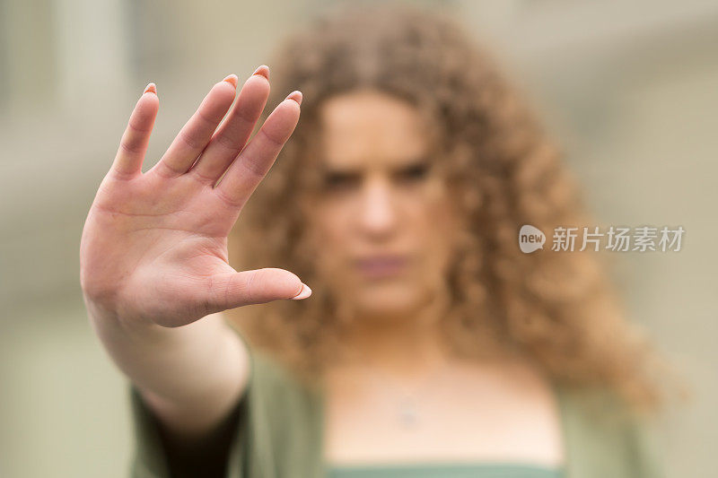 女人用手示意停车