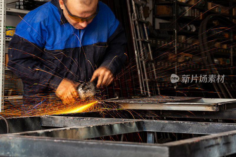 建筑业手工工人用圆锯切割铁器