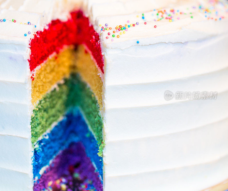 美食市场新鲜彩虹层蛋糕的横断面特写