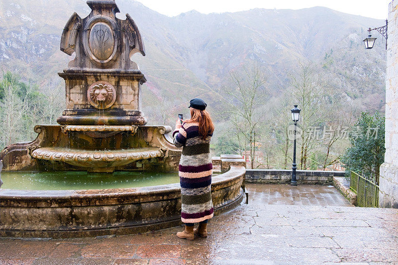 一名女游客在西班牙阿斯图里亚斯科瓦东加旅游。