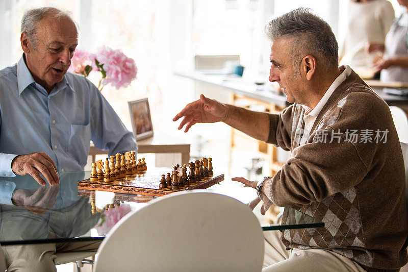 两个老人在家里下棋