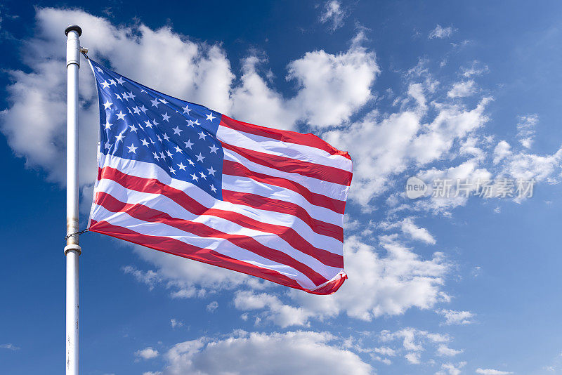 美国国旗飘扬在蓝天下，美国国旗飘扬作为背景