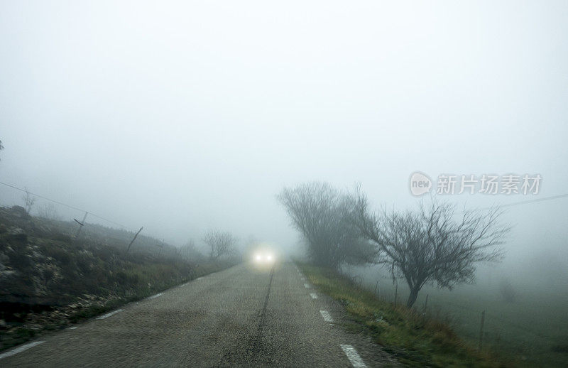 有雾的山路