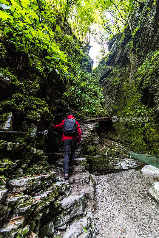 在斯洛文尼亚科巴里德附近的朱利安阿尔卑斯峡谷中，人们正在探索令人惊叹的科兹雅克瀑布的路径