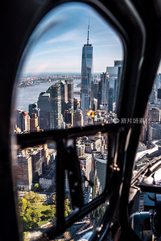 从直升机窗口俯瞰曼哈顿下城和世界贸易中心一号大楼