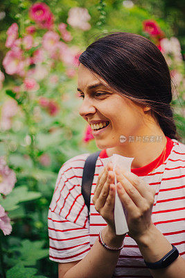 在户外过敏的妇女