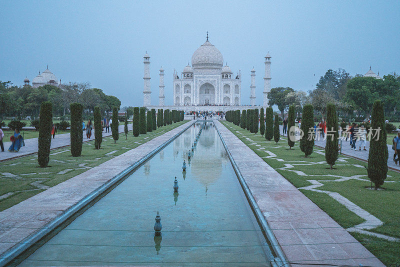 世界七大奇迹之一的印度泰姬陵的美丽景色，从花园中可以看到水面的完美倒影