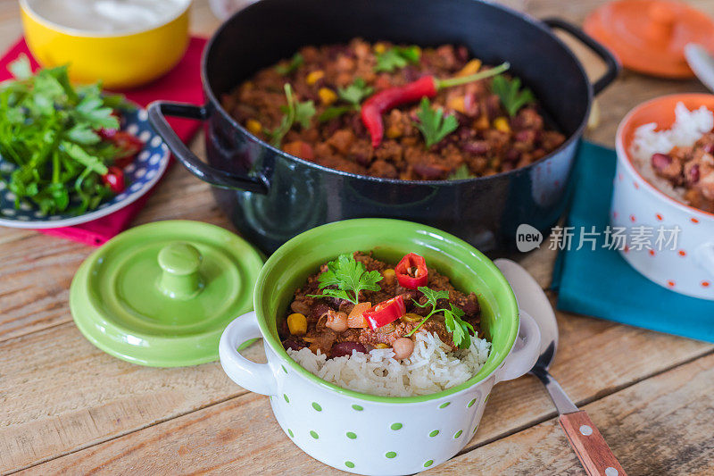 餐桌上的香辣肉酱，特写，墨西哥食物