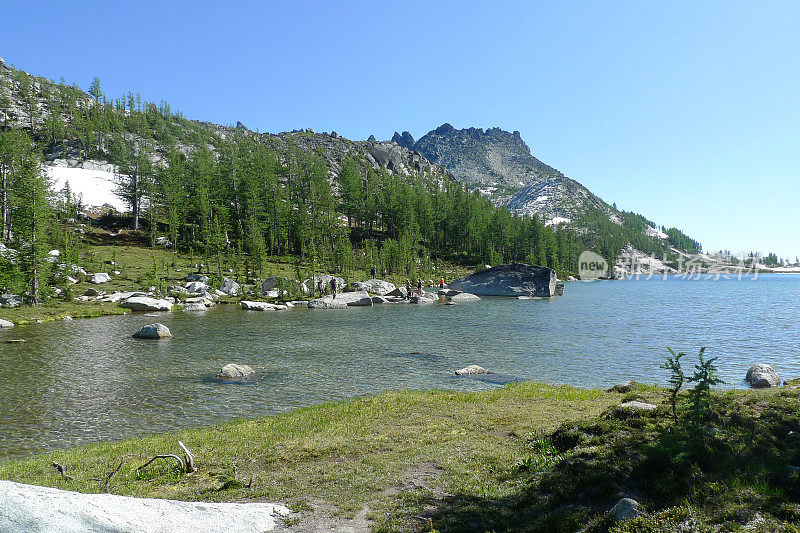 夏日魅力湖步道