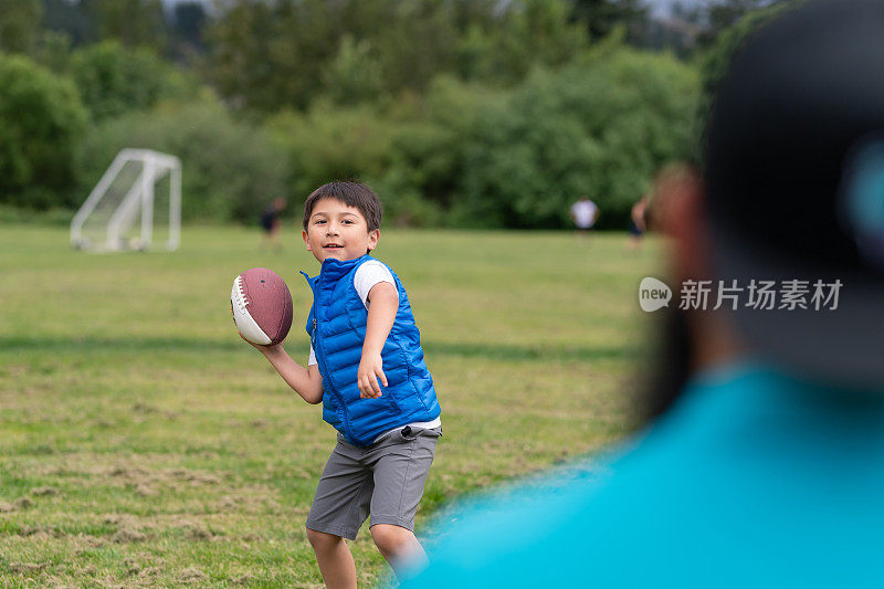 一个印第安小男孩和他爸爸一起踢足球