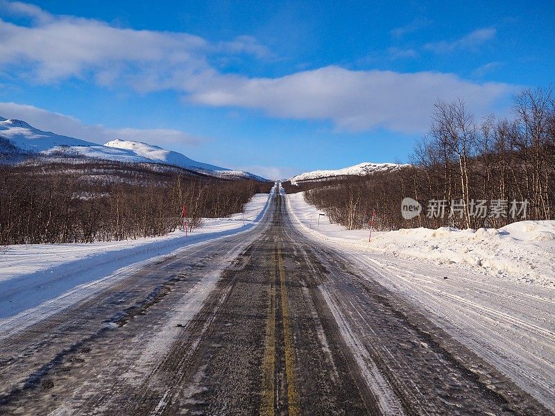 挪威北部结冰的道路