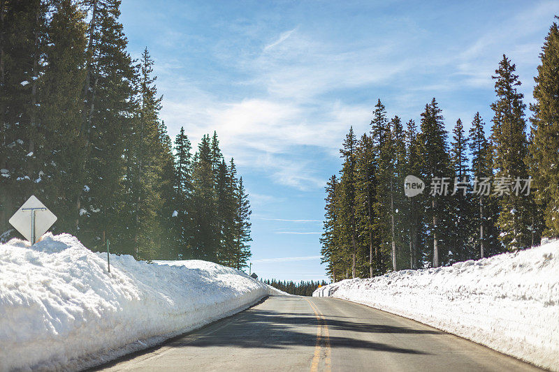 在科罗拉多州西部有高雪堤的冬季山路