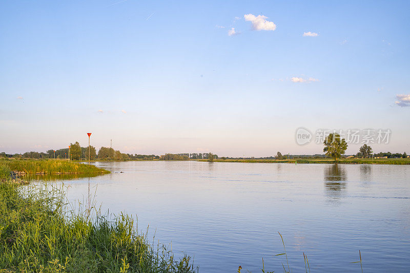 在一个美丽的夏夜，日落在河IJssel在兹沃尔附近