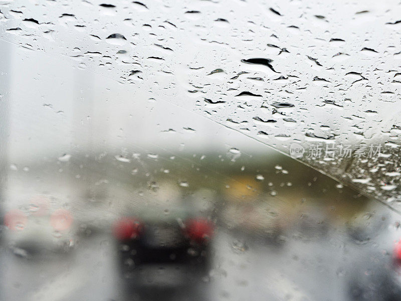 雨中在高速公路上开车，交通堵塞，在雨中在冬天开车