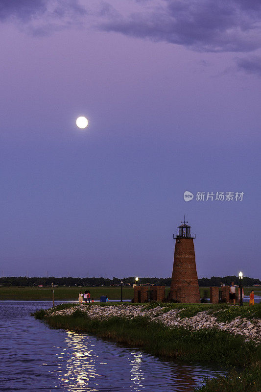 美丽的夏夜观看满月升起在湖Toho灯塔码头在基西米，佛罗里达