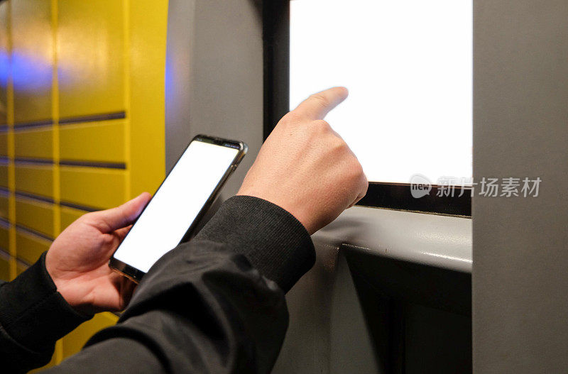 成年男子在邮局使用自动自助服务机