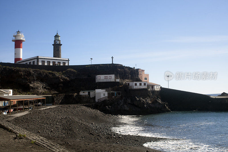 西班牙加那利群岛拉帕尔马的灯塔、海滩和海盐田。