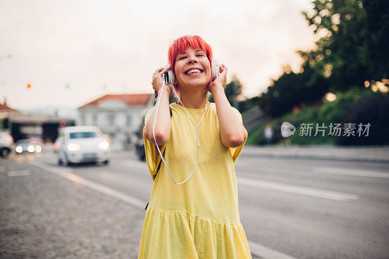 女孩在情感上聆听音乐