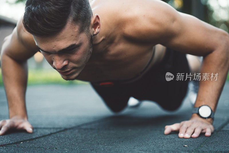 健康男子佩戴智能手表和心率监测器，在跑步和户外健身时跟踪自己的进度。