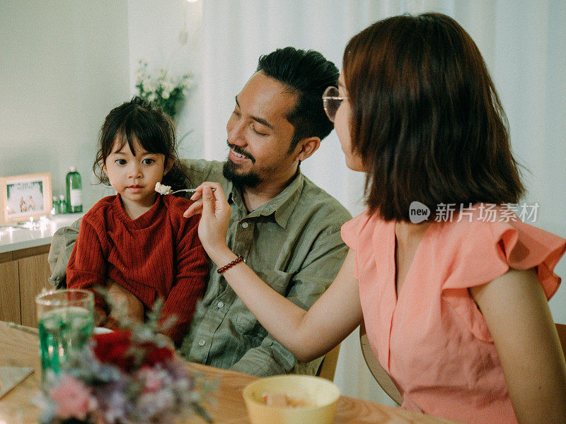 孩子在家里庆祝她的生日派对