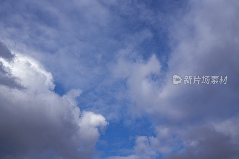 云和天空的背景。戏剧性的天空背景