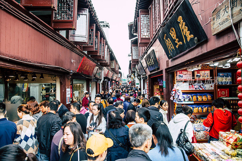 拥挤的中国上海街头生活。