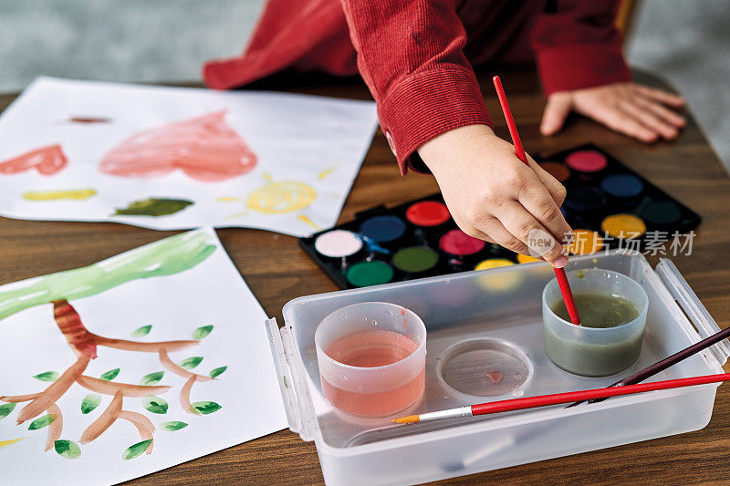 2-3岁儿童在家用水彩作画。