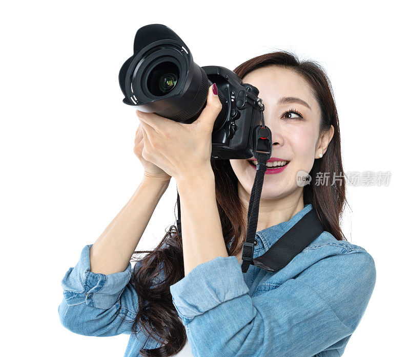 女人拿着专业数码相机在白色背景