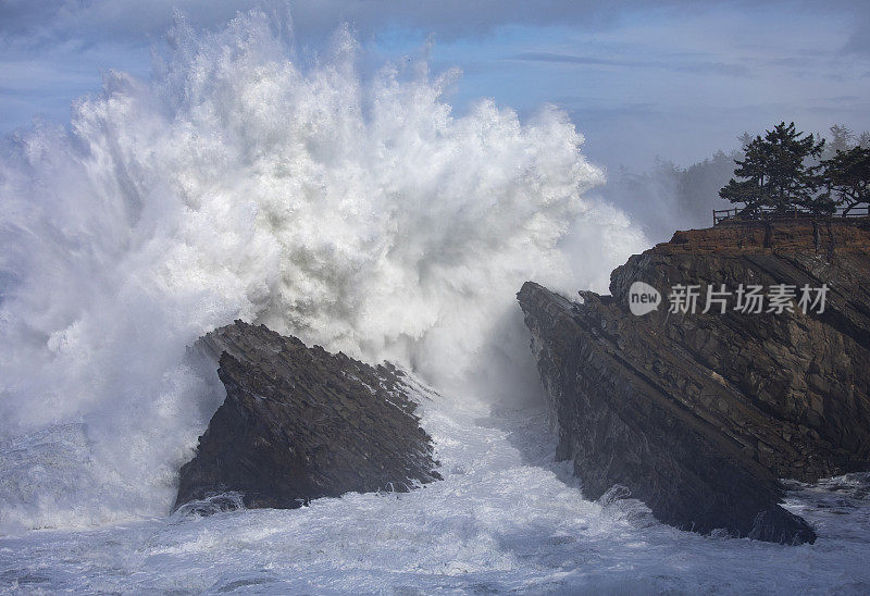 俄勒冈风暴掀起巨浪。